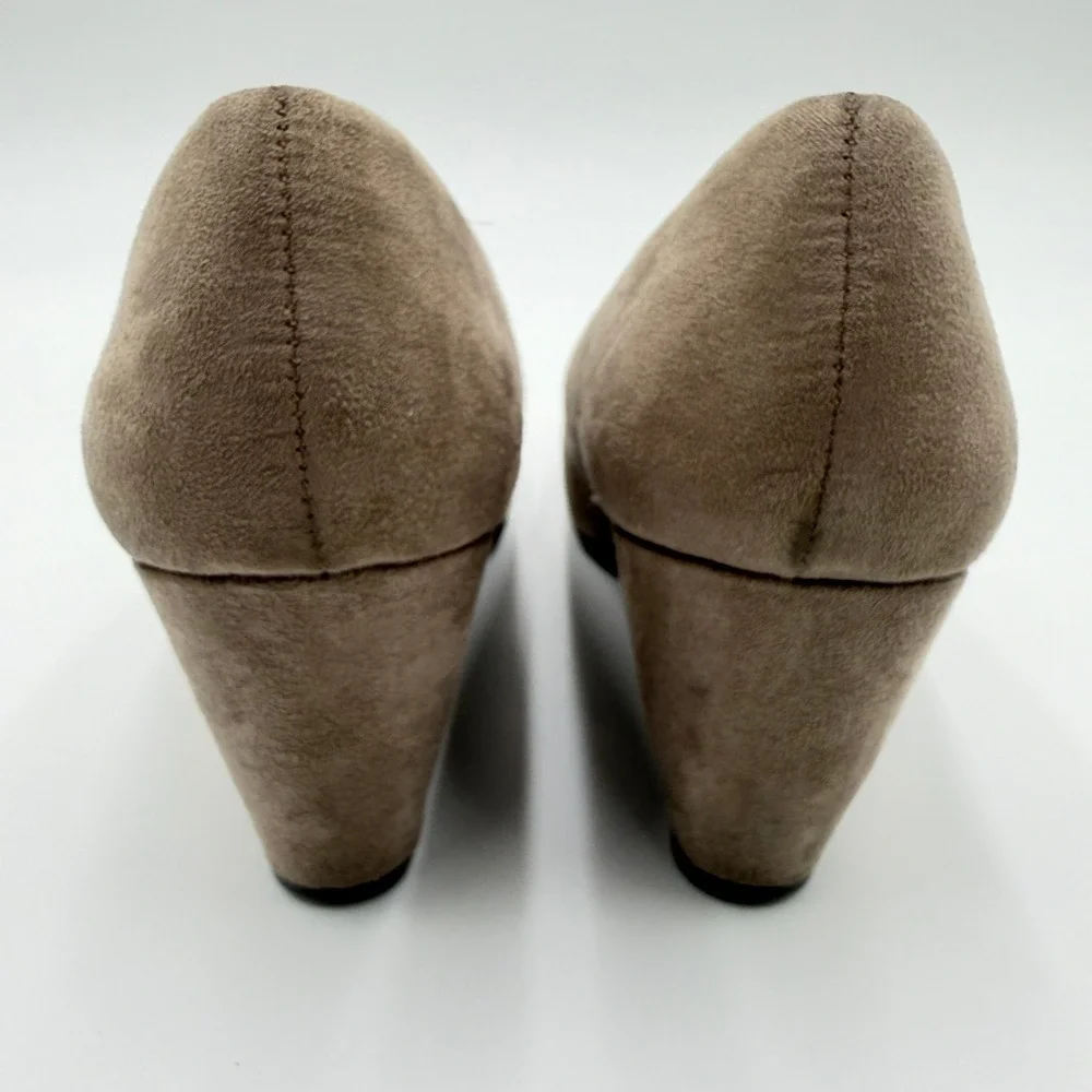 CL by Laundry NNC-007 Taupe Faux Suede Wedge Pumps Womens Size 9 Round Toe Shoes